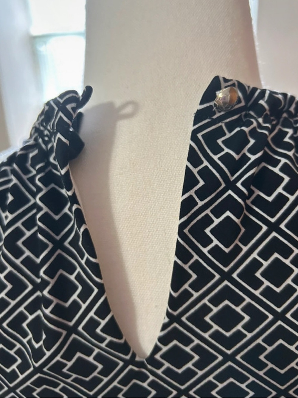 Elegant White House Black Market XS sleeveless blouse silver necklace detail key - Picture 4 of 6